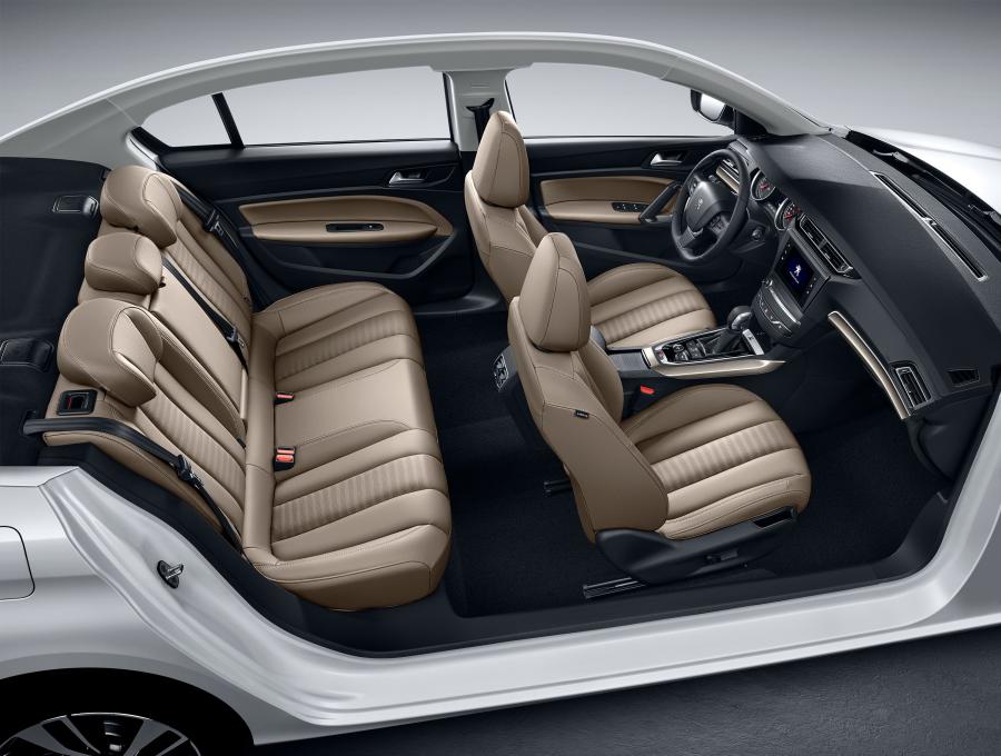 Интерьер Peugeot 408 2018 года  (CN) (фото 3 из 8)